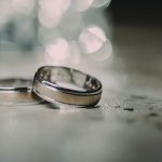 Was war die Bedeutung des Verlobungsrings aus Platin-Weißgold?