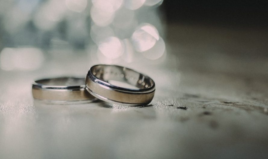 Was war die Bedeutung des Verlobungsrings aus Platin-Weißgold?